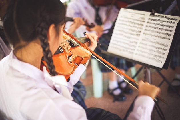 Photo of a young student practicing the violin.